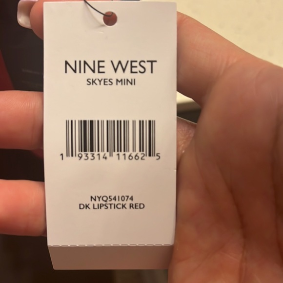 Red NineWest double-handled wallet to wear it two ways plus it's also adjustable - Picture 13 of 13